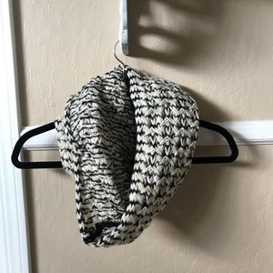 Black and white knit scarf